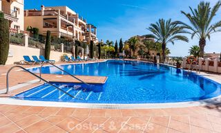 Ruim appartement te koop met zeezicht in een eerstelijns golfcomplex op de New Golden Mile, Marbella - Estepona 60384 