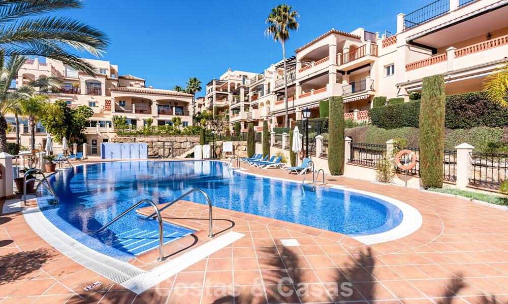 Ruim appartement te koop met zeezicht in een eerstelijns golfcomplex op de New Golden Mile, Marbella - Estepona 60385