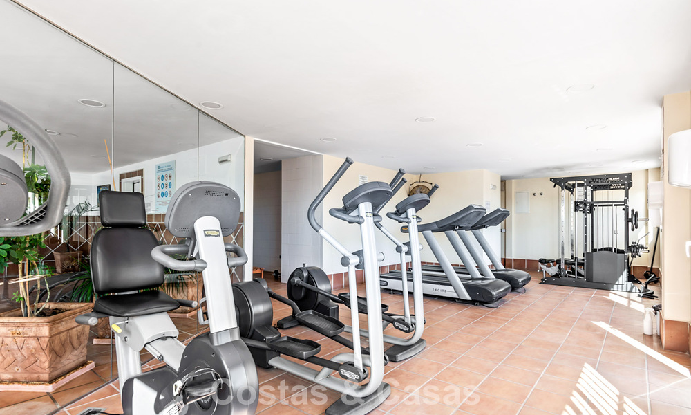 Ruim appartement te koop met zeezicht in een eerstelijns golfcomplex op de New Golden Mile, Marbella - Estepona 60389
