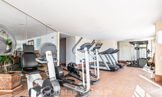 Ruim appartement te koop met zeezicht in een eerstelijns golfcomplex op de New Golden Mile, Marbella - Estepona 60389 