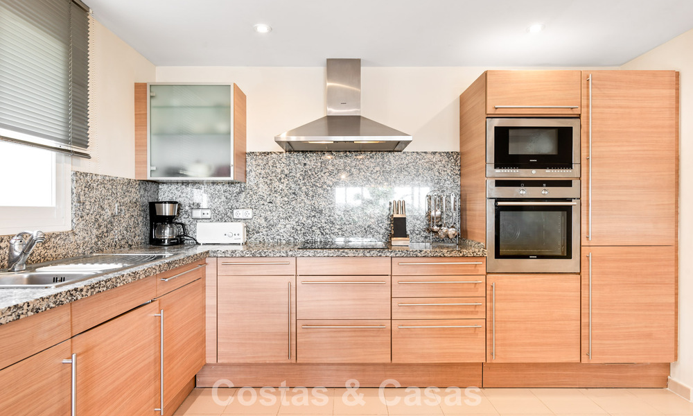 Ruim appartement te koop met zeezicht in een eerstelijns golfcomplex op de New Golden Mile, Marbella - Estepona 60403