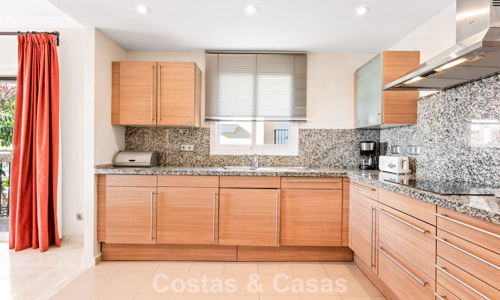 Ruim appartement te koop met zeezicht in een eerstelijns golfcomplex op de New Golden Mile, Marbella - Estepona 60404