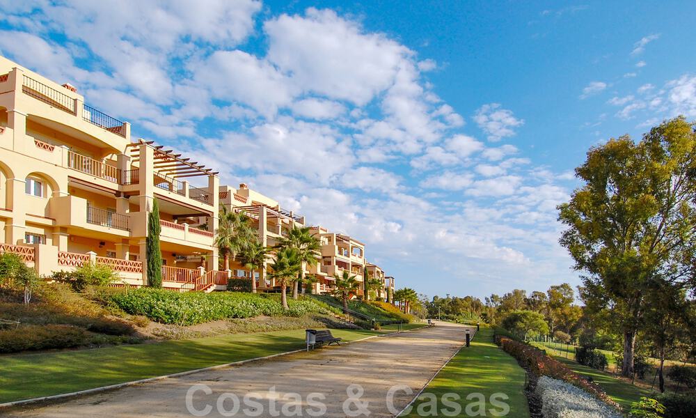 Ruim appartement te koop met zeezicht in een eerstelijns golfcomplex op de New Golden Mile, Marbella - Estepona 60421
