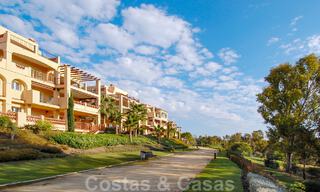 Ruim appartement te koop met zeezicht in een eerstelijns golfcomplex op de New Golden Mile, Marbella - Estepona 60421 