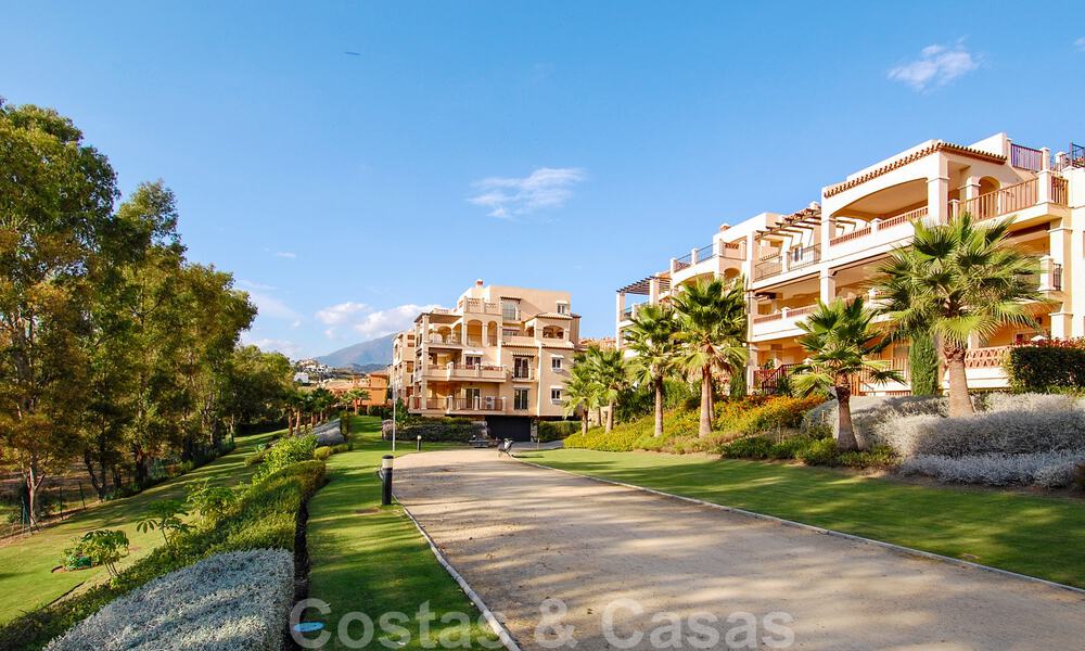 Ruim appartement te koop met zeezicht in een eerstelijns golfcomplex op de New Golden Mile, Marbella - Estepona 60422