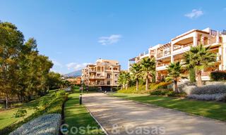 Ruim appartement te koop met zeezicht in een eerstelijns golfcomplex op de New Golden Mile, Marbella - Estepona 60422 