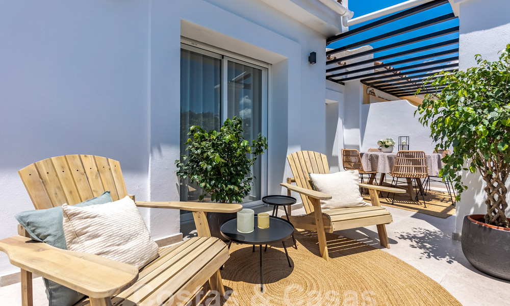 Modern gerenoveerd penthouse te koop met ruim terras en zeezicht in La Quinta golfresort, Benahavis - Marbella 60613