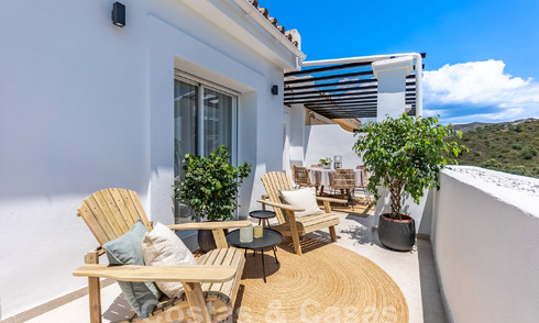 Modern gerenoveerd penthouse te koop met ruim terras en zeezicht in La Quinta golfresort, Benahavis - Marbella 60614