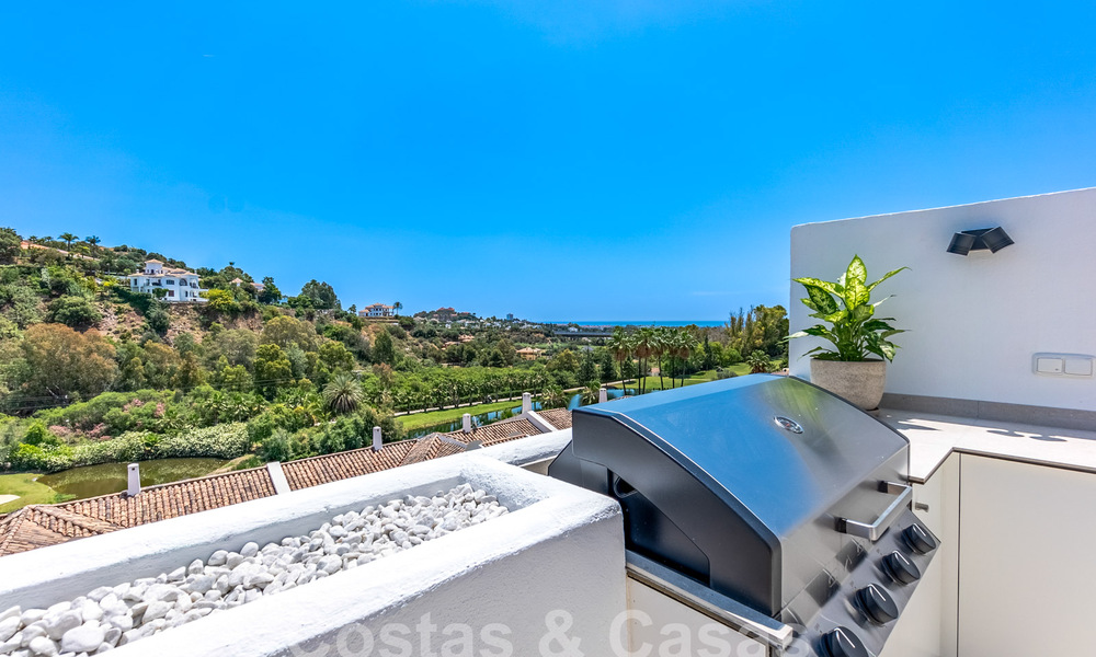 Modern gerenoveerd penthouse te koop met ruim terras en zeezicht in La Quinta golfresort, Benahavis - Marbella 60616