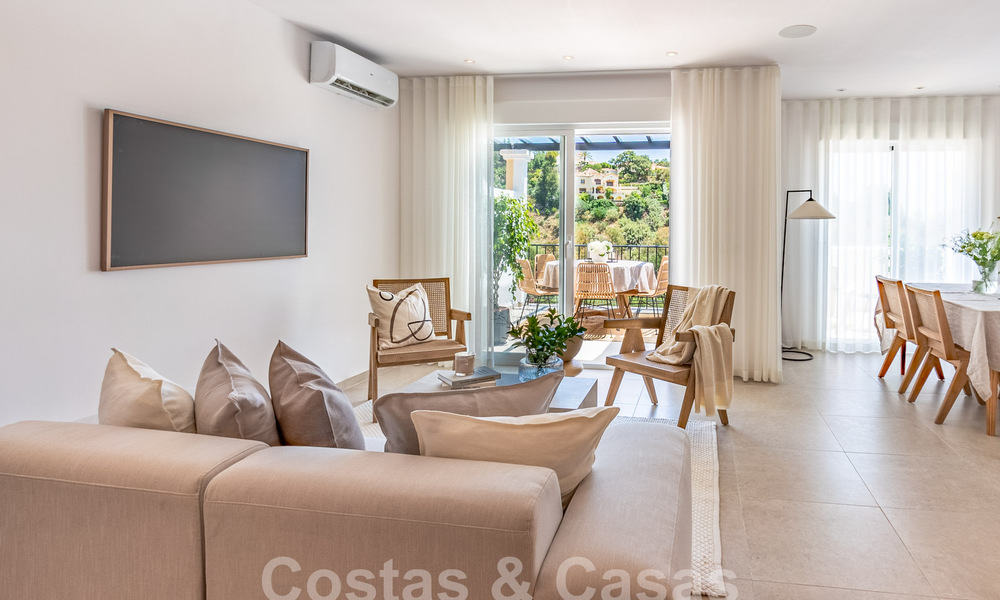 Modern gerenoveerd penthouse te koop met ruim terras en zeezicht in La Quinta golfresort, Benahavis - Marbella 60618