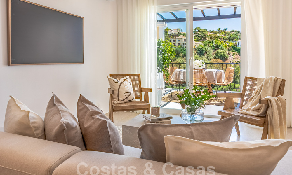 Modern gerenoveerd penthouse te koop met ruim terras en zeezicht in La Quinta golfresort, Benahavis - Marbella 60620