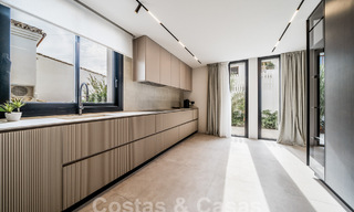 Modern gerenoveerde mediterrane villa met modieus interieurdesign te koop op loopafstand van Puerto Banus, Marbella 60739 
