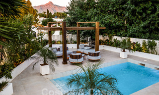 Modern gerenoveerde mediterrane villa met modieus interieurdesign te koop op loopafstand van Puerto Banus, Marbella 60740 