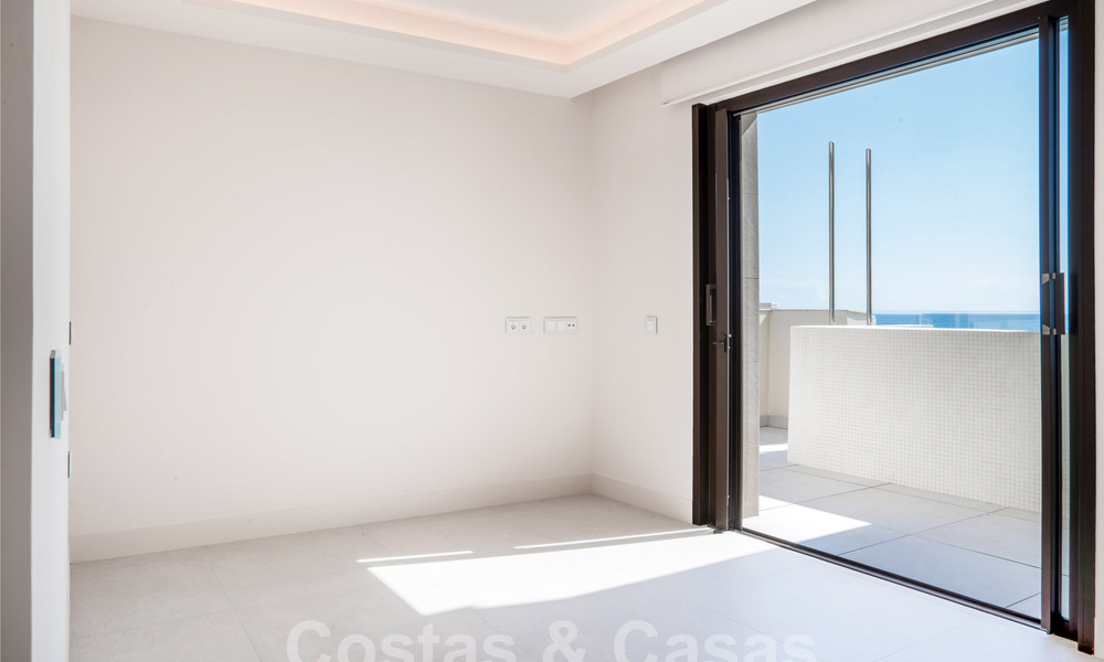 Modern luxe appartement te koop met zeezicht in een exclusief strandcomplex op de New Golden Mile, Marbella - Estepona 60743