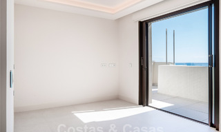 Modern luxe appartement te koop met zeezicht in een exclusief strandcomplex op de New Golden Mile, Marbella - Estepona 60743 