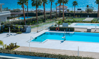 Modern luxe appartement te koop met zeezicht in een exclusief strandcomplex op de New Golden Mile, Marbella - Estepona 60744 
