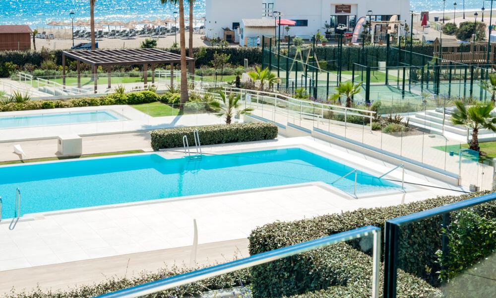 Modern luxe appartement te koop met zeezicht in een exclusief strandcomplex op de New Golden Mile, Marbella - Estepona 60745