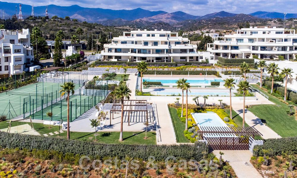 Modern luxe appartement te koop met zeezicht in een exclusief strandcomplex op de New Golden Mile, Marbella - Estepona 60746