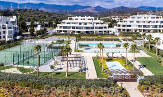 Modern luxe appartement te koop met zeezicht in een exclusief strandcomplex op de New Golden Mile, Marbella - Estepona 60746 
