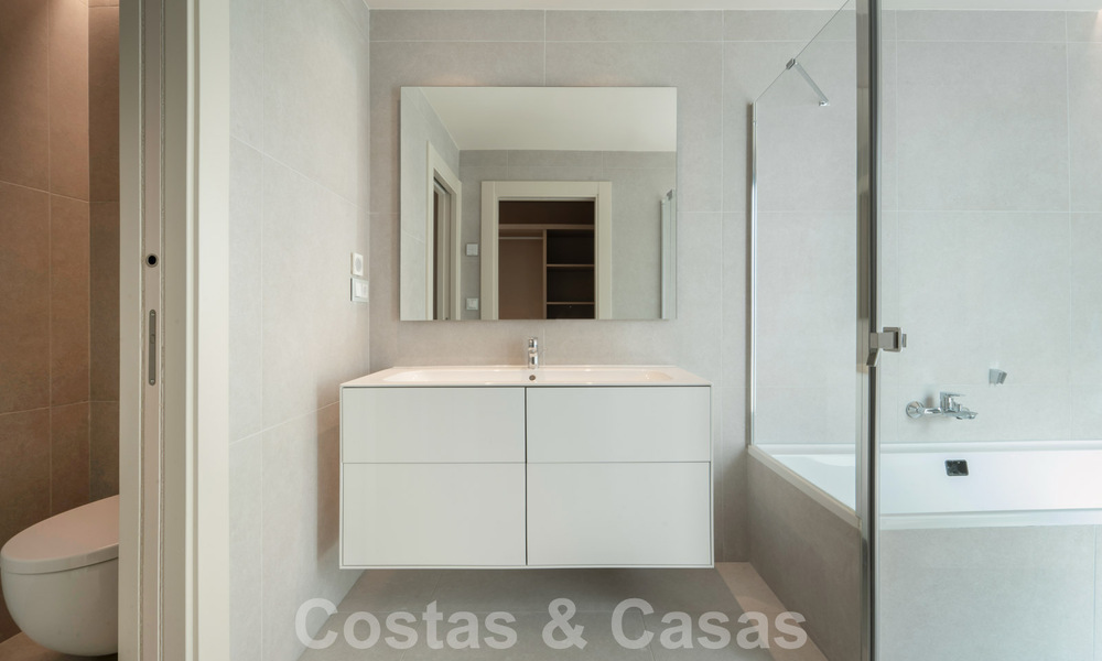Modern luxe appartement te koop met zeezicht in een exclusief strandcomplex op de New Golden Mile, Marbella - Estepona 60751