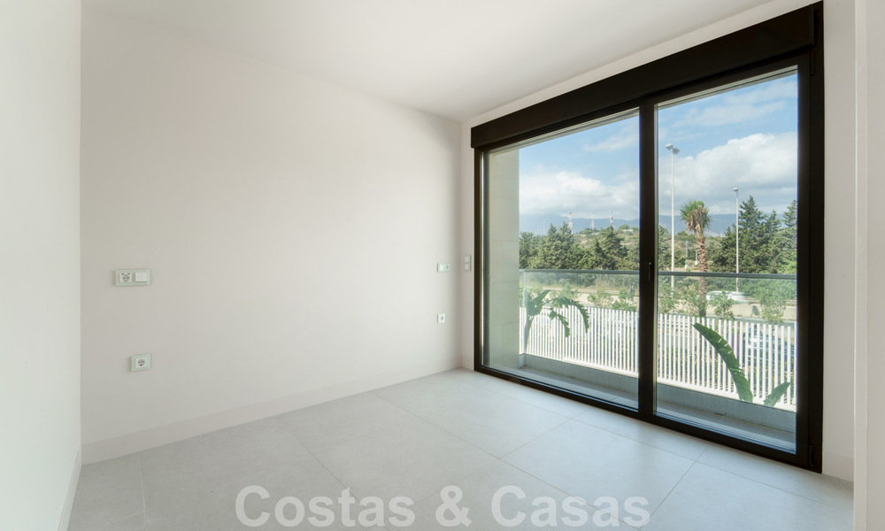 Modern luxe appartement te koop met zeezicht in een exclusief strandcomplex op de New Golden Mile, Marbella - Estepona 60756