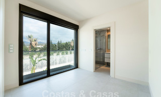 Modern luxe appartement te koop met zeezicht in een exclusief strandcomplex op de New Golden Mile, Marbella - Estepona 60757 