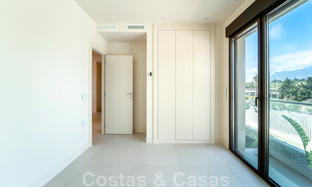 Modern luxe appartement te koop met zeezicht in een exclusief strandcomplex op de New Golden Mile, Marbella - Estepona 60758