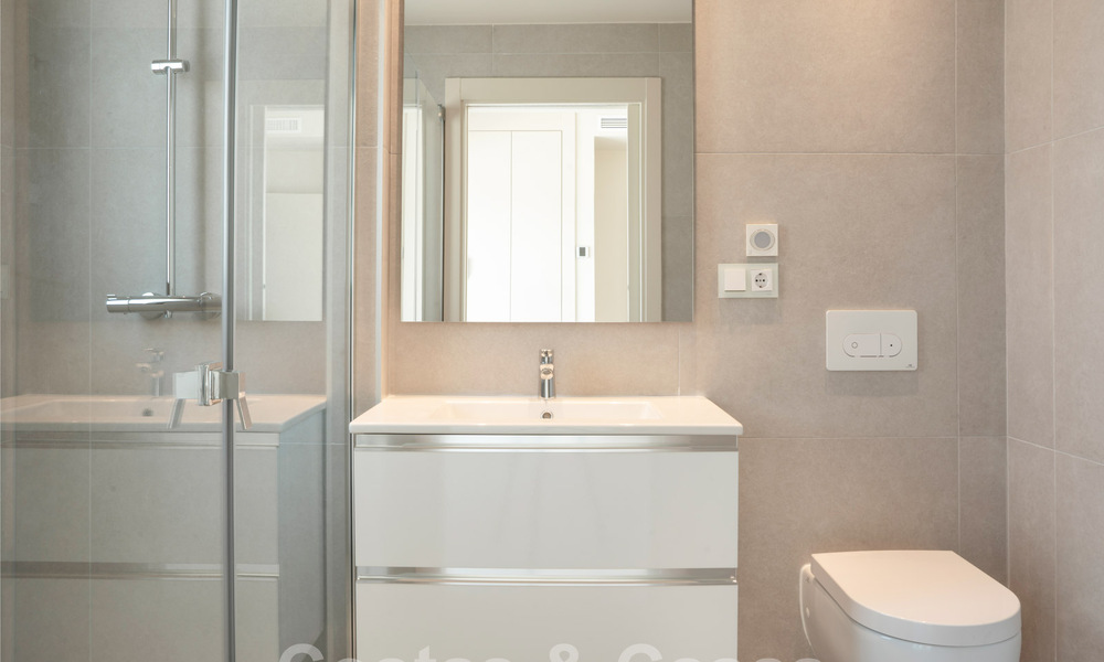 Modern luxe appartement te koop met zeezicht in een exclusief strandcomplex op de New Golden Mile, Marbella - Estepona 60759