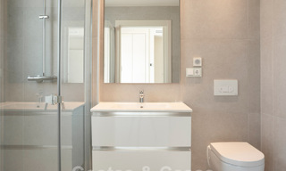 Modern luxe appartement te koop met zeezicht in een exclusief strandcomplex op de New Golden Mile, Marbella - Estepona 60759 