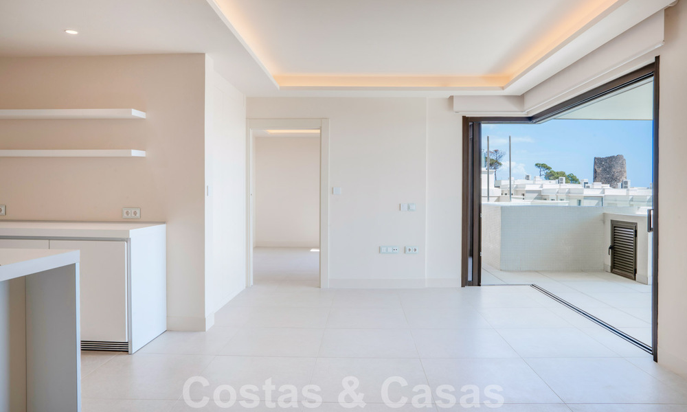 Modern luxe appartement te koop met zeezicht in een exclusief strandcomplex op de New Golden Mile, Marbella - Estepona 60765