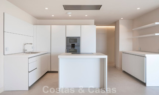 Modern luxe appartement te koop met zeezicht in een exclusief strandcomplex op de New Golden Mile, Marbella - Estepona 60766 
