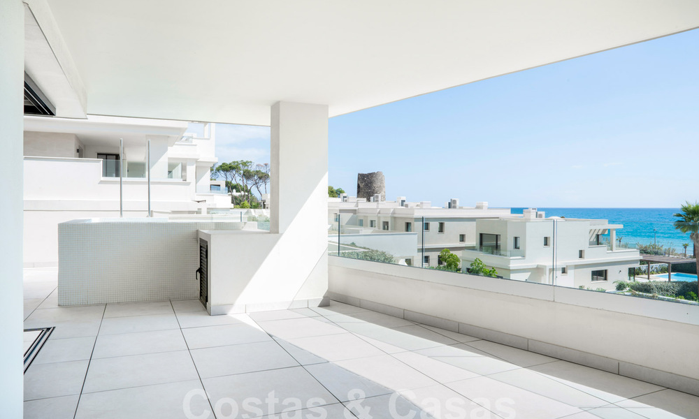 Modern luxe appartement te koop met zeezicht in een exclusief strandcomplex op de New Golden Mile, Marbella - Estepona 60769