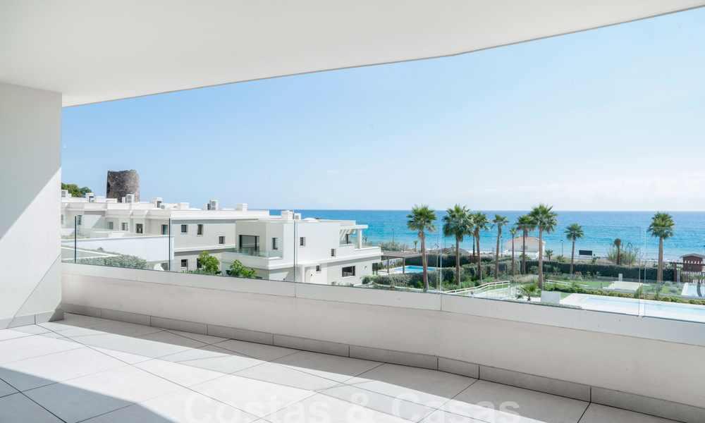 Modern luxe appartement te koop met zeezicht in een exclusief strandcomplex op de New Golden Mile, Marbella - Estepona 60770