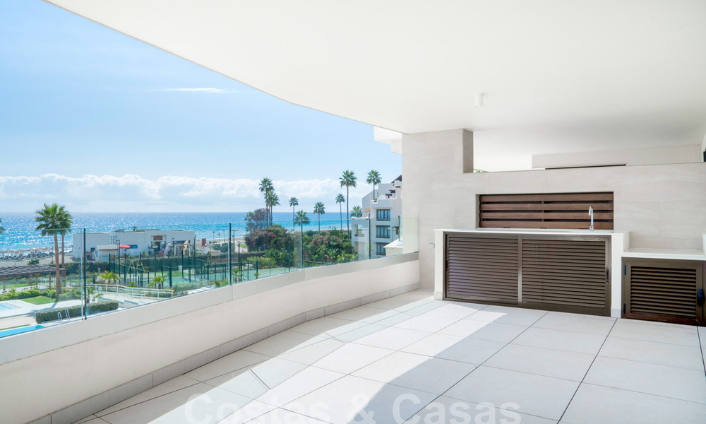 Modern luxe appartement te koop met zeezicht in een exclusief strandcomplex op de New Golden Mile, Marbella - Estepona 60771