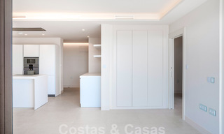 Modern luxe appartement te koop met zeezicht in een exclusief strandcomplex op de New Golden Mile, Marbella - Estepona 60772 