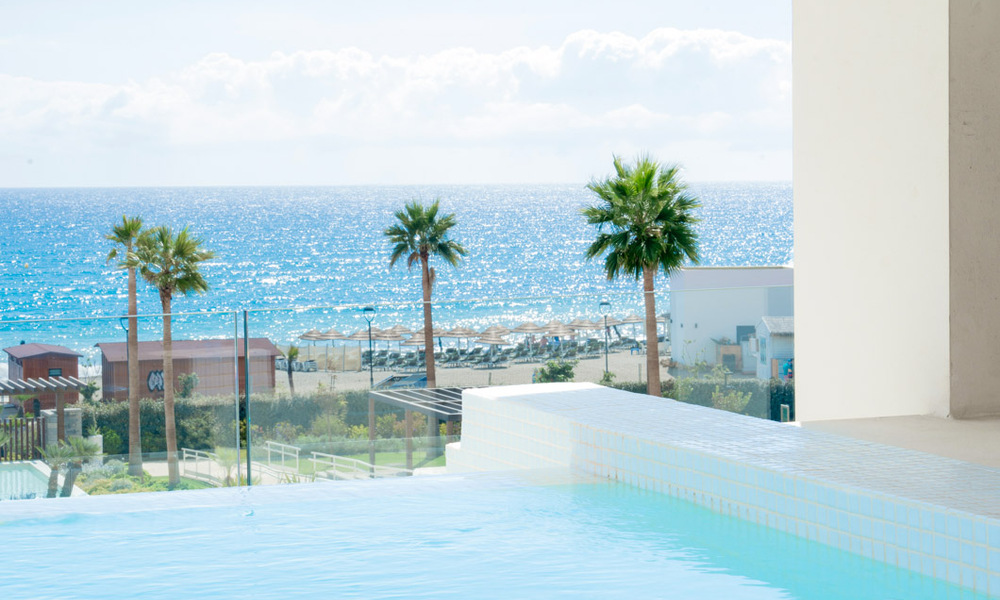 Modern luxe appartement te koop met zeezicht in een exclusief strandcomplex op de New Golden Mile, Marbella - Estepona 60773