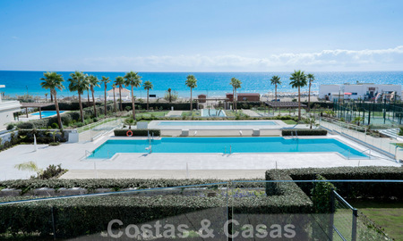 Modern luxe appartement te koop met zeezicht in een exclusief strandcomplex op de New Golden Mile, Marbella - Estepona 60774