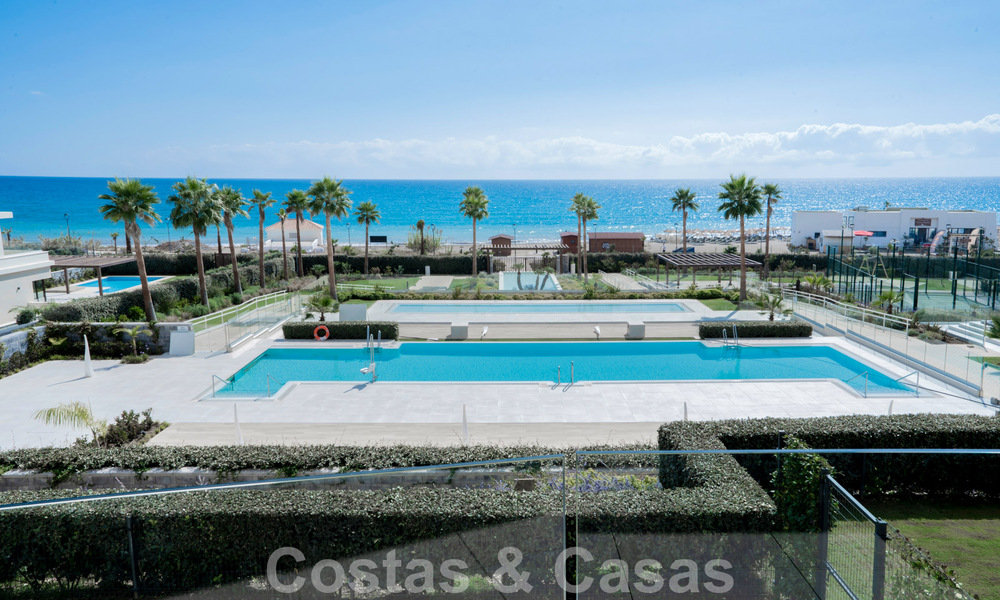 Modern luxe appartement te koop met zeezicht in een exclusief strandcomplex op de New Golden Mile, Marbella - Estepona 60774