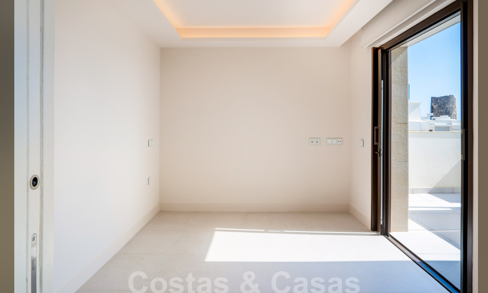 Modern luxe appartement te koop met zeezicht in een exclusief strandcomplex op de New Golden Mile, Marbella - Estepona 60776