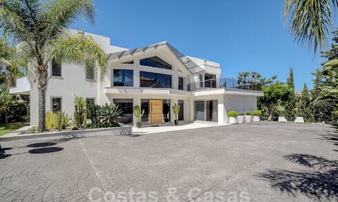 Moderne luxevilla te koop uitkijkend op de golfbaan in Nueva Andalucia, Marbella 60778