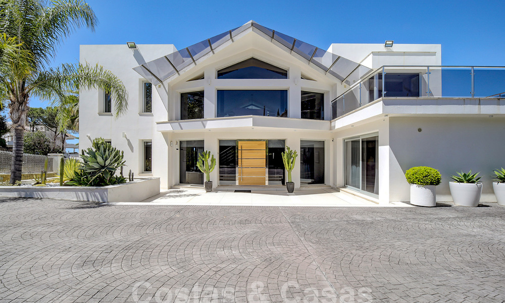 Moderne luxevilla te koop uitkijkend op de golfbaan in Nueva Andalucia, Marbella 60779