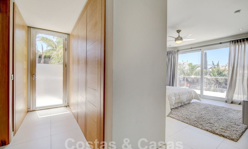 Moderne luxevilla te koop uitkijkend op de golfbaan in Nueva Andalucia, Marbella 60782
