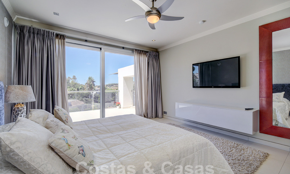Moderne luxevilla te koop uitkijkend op de golfbaan in Nueva Andalucia, Marbella 60785