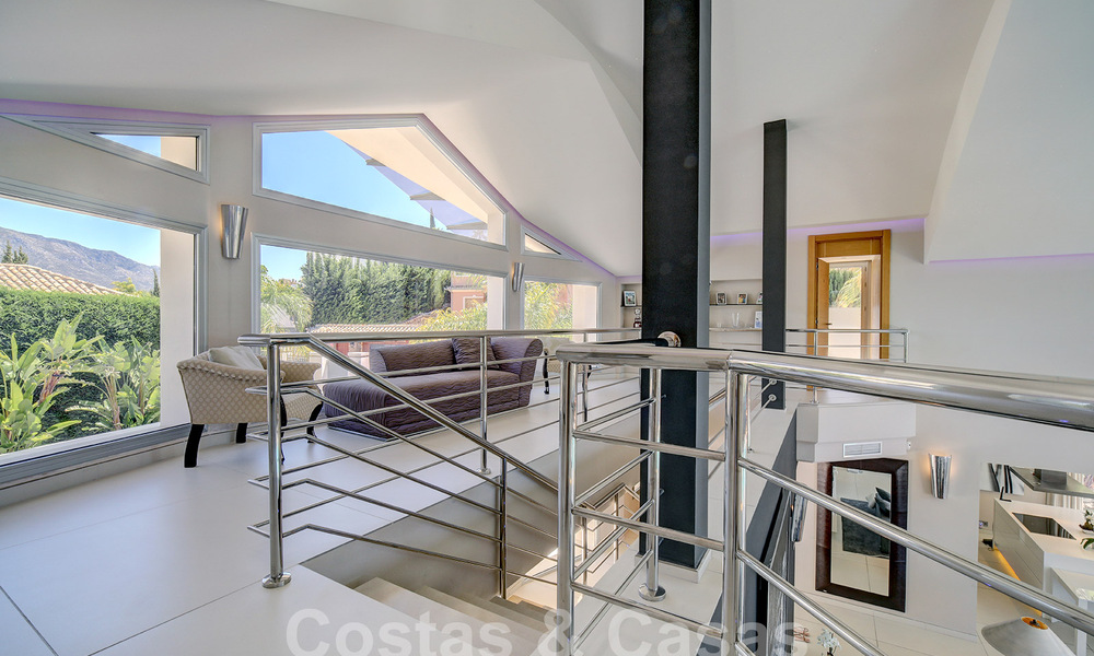 Moderne luxevilla te koop uitkijkend op de golfbaan in Nueva Andalucia, Marbella 60793