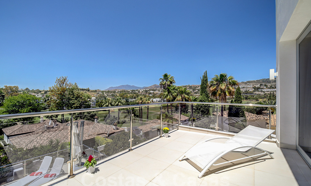 Moderne luxevilla te koop uitkijkend op de golfbaan in Nueva Andalucia, Marbella 60795