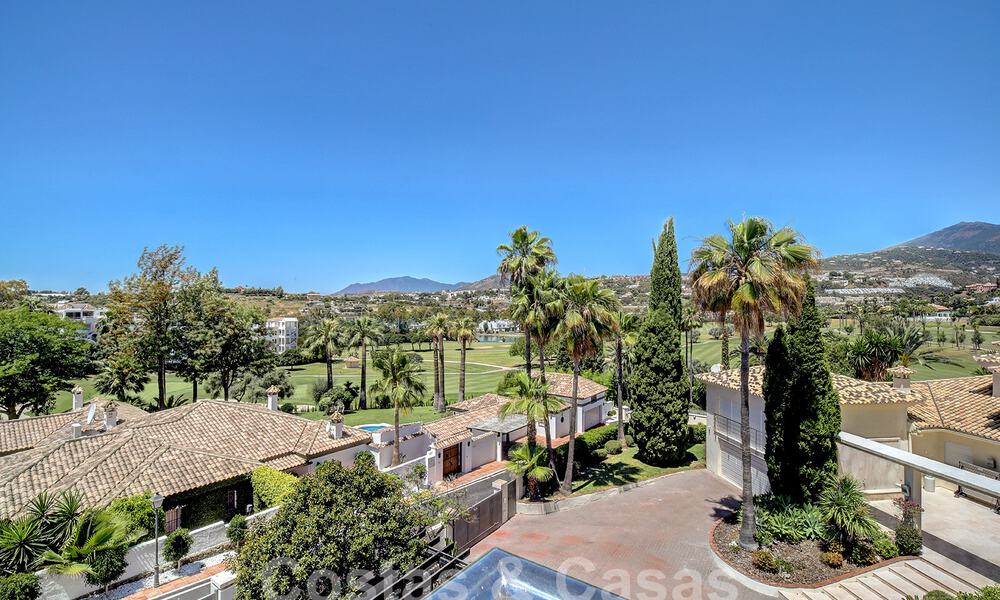 Moderne luxevilla te koop uitkijkend op de golfbaan in Nueva Andalucia, Marbella 60796