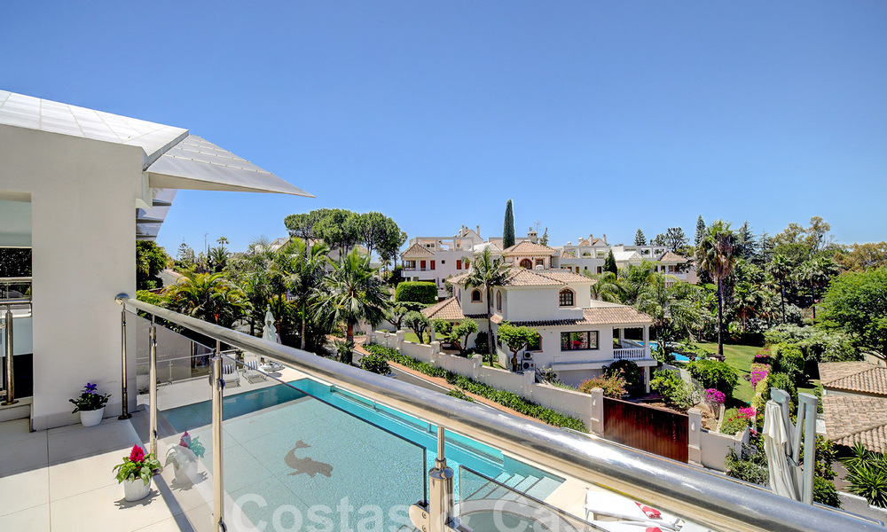 Moderne luxevilla te koop uitkijkend op de golfbaan in Nueva Andalucia, Marbella 60797