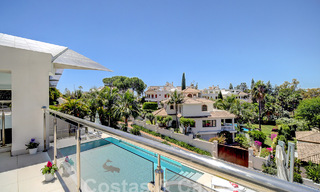 Moderne luxevilla te koop uitkijkend op de golfbaan in Nueva Andalucia, Marbella 60797 