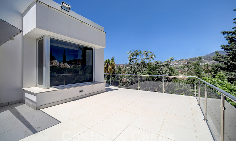 Moderne luxevilla te koop uitkijkend op de golfbaan in Nueva Andalucia, Marbella 60800