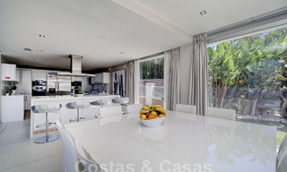 Moderne luxevilla te koop uitkijkend op de golfbaan in Nueva Andalucia, Marbella 60803 